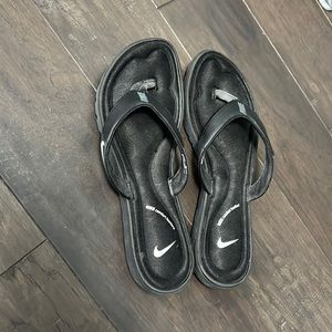 Women’s black Nike comfort flip flops, Size 8